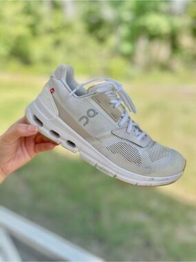 On Clouddrift Beige/Frost Colorway